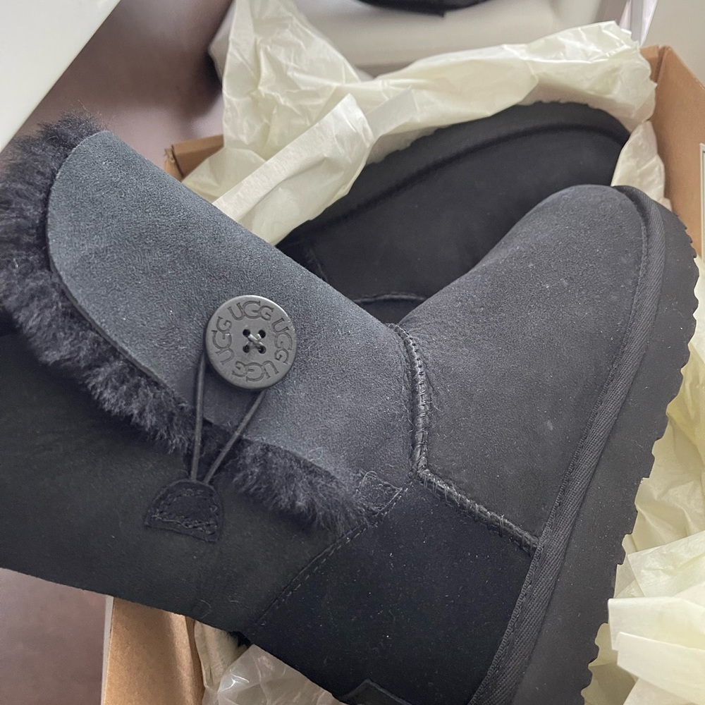 UGG Bailey Button II - Picture 3 of 3